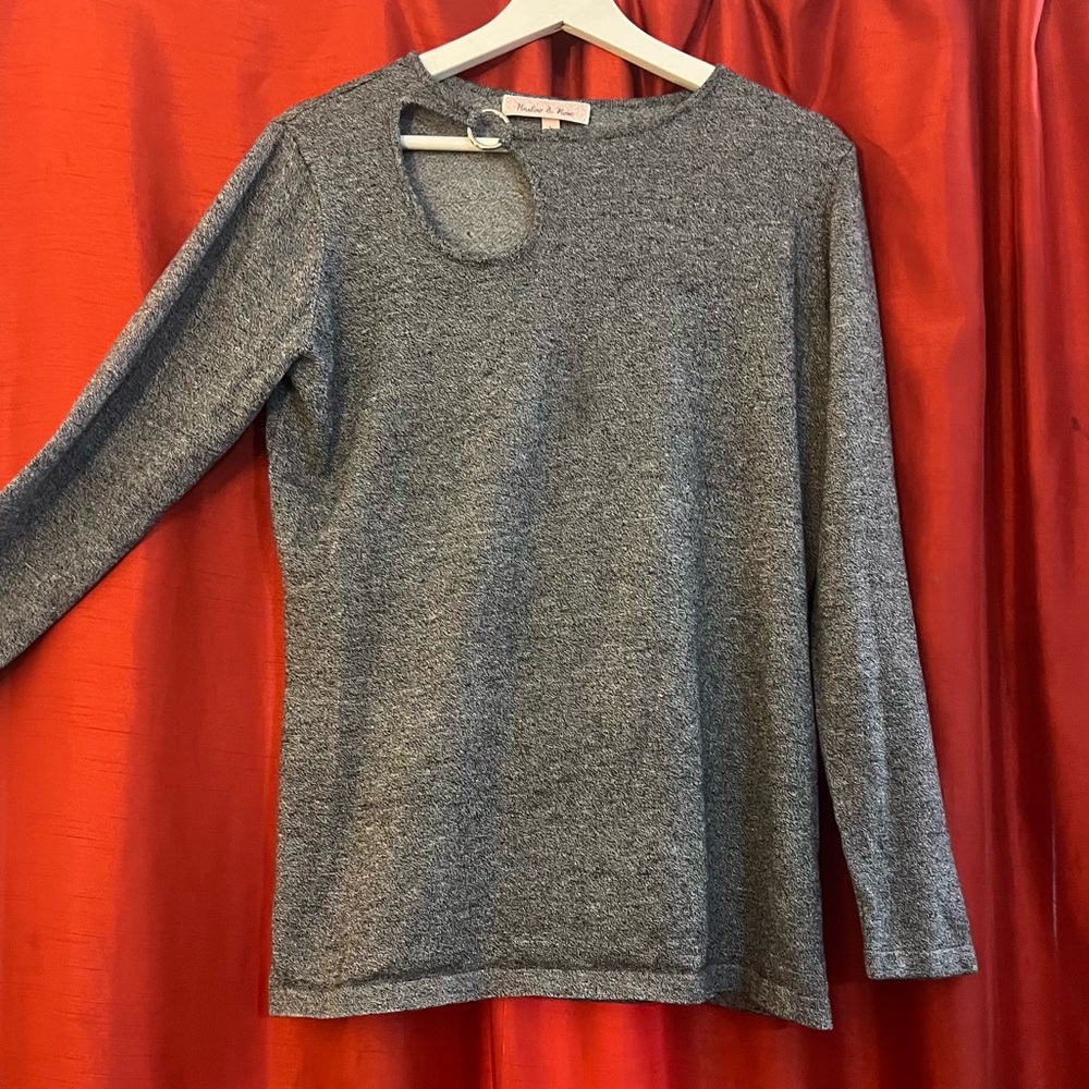 PREOWNED | Harlow & Rose Gray Long Sleeve Top with Ring Detail – Size L